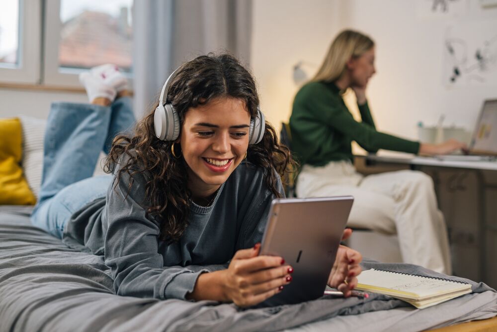 Jonge vrouw met koptelefoon en tablet