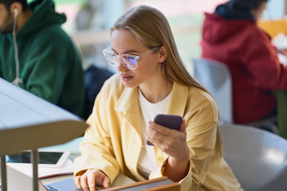 Jonge vrouw mobiel en laptop