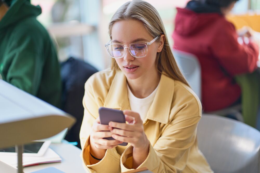 Jongere vrouw met smartphone